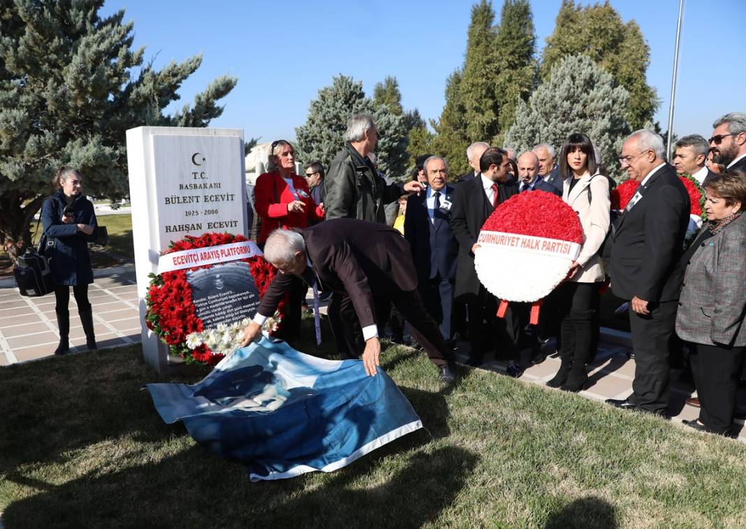 Bülent Ecevit, 16. ölüm yılında mezarı başında anıldı 4